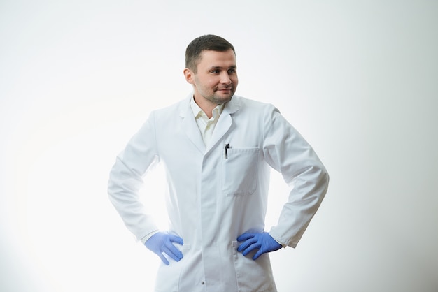 Maschio medico caucasico indossa un camice bianco da laboratorio