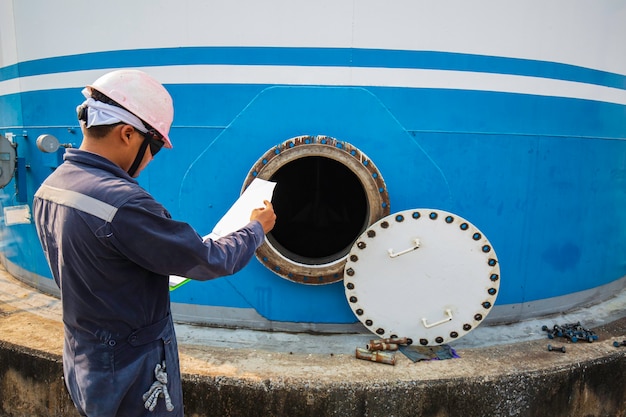 Maschio nell'aria fresca del ventilatore di sicurezza dello spazio confinato dell'olio del serbatoio del carburante