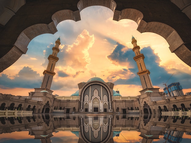 Masjid Wilayah Persekutuan al tramonto a Kuala Lumpur, Malesia.