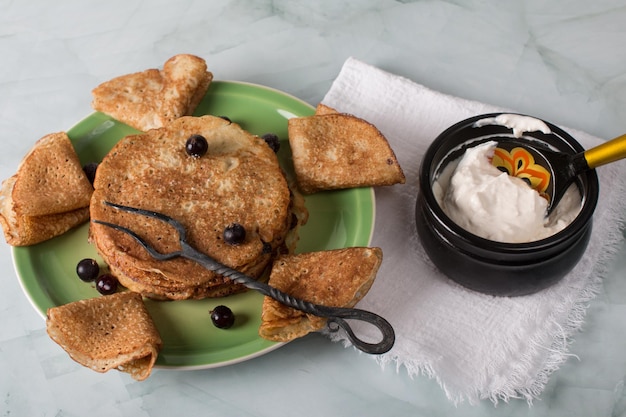 Maslenitsa pancake di festa con crema acida sul tavolo La tradizione russa