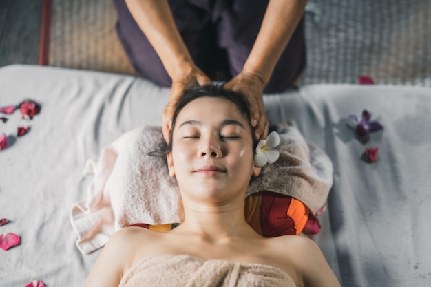 Massaggi e spa trattamento rilassante della sindrome dell'ufficio massaggio tradizionale tailandese stile Asain massaggiatrice femminile che fa massaggio trattamento mal di schiena dolore al braccio e stress per donna d'ufficio stanca dal lavoro