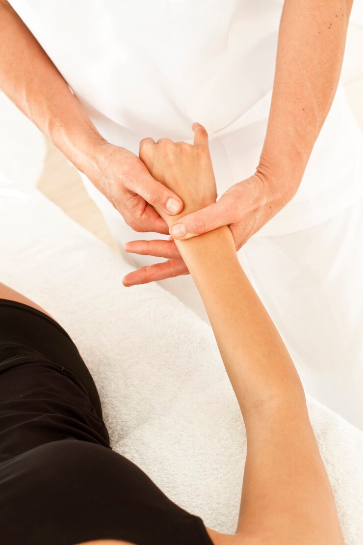Massaggi professionali a una donna sulla mano e sul braccio