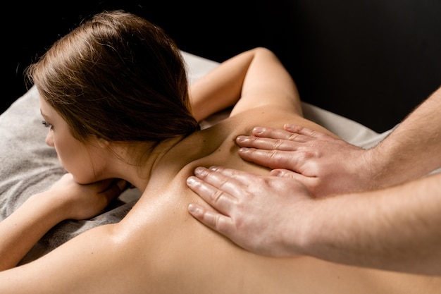 Massaggio classico in primo piano Massaggio terapeutico con manipolazione del corpo per favorire il rilassamento e ridurre lo stress Il massaggiatore utilizza tecniche come lo stretching per attrito e il tapping