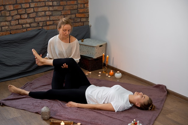 Massaggio curativo tradizionale. Massaggiatore donna caucasica