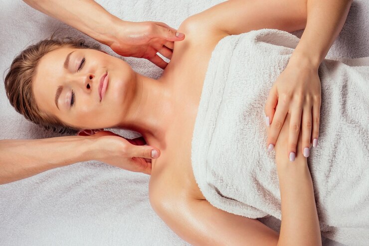 Foto massaggio del collo di terapia della bella donna