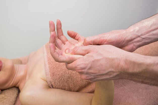 Massaggio del polso in una sala massaggi