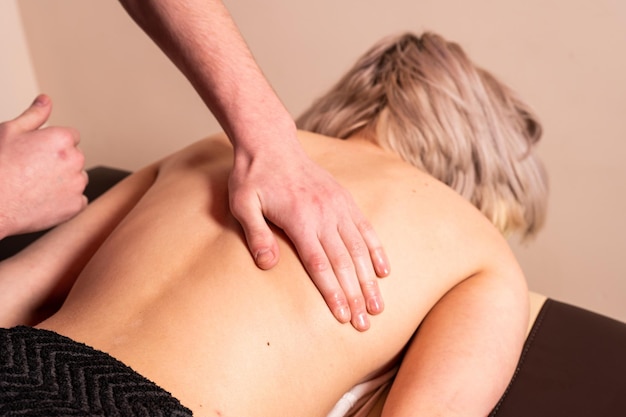 Massaggio di parti del corpo con olio nello studio della SPA