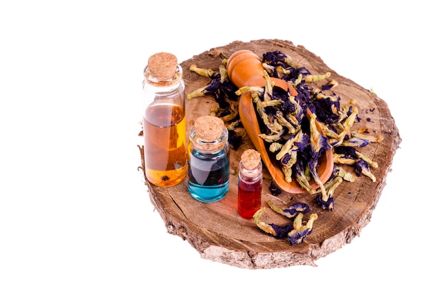 Massaggio olio in bottiglia da materie prime essiccate, fiori per aromaterapia e completo relax.