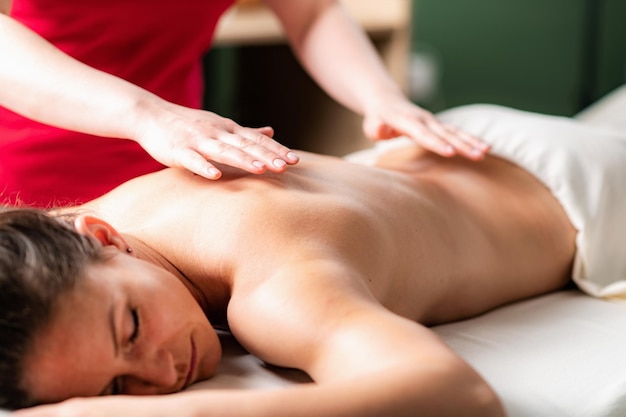 Massaggio per alleviare lo stress e la tensione Terapista di massaggio femminile che massaggia una donna