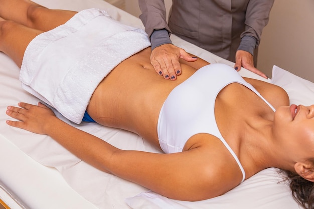 Massaggio rilassante e massaggio modellante, linfodrenaggio, interventi manuali ed estetici