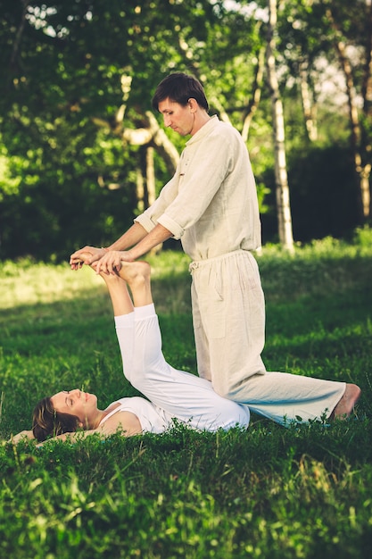 Massaggio tailandese con esercizi di yoga