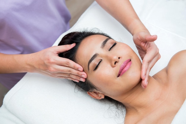 Massaggio termale e tailandese, belle donne rilassanti e salutari dell'aromaterapia