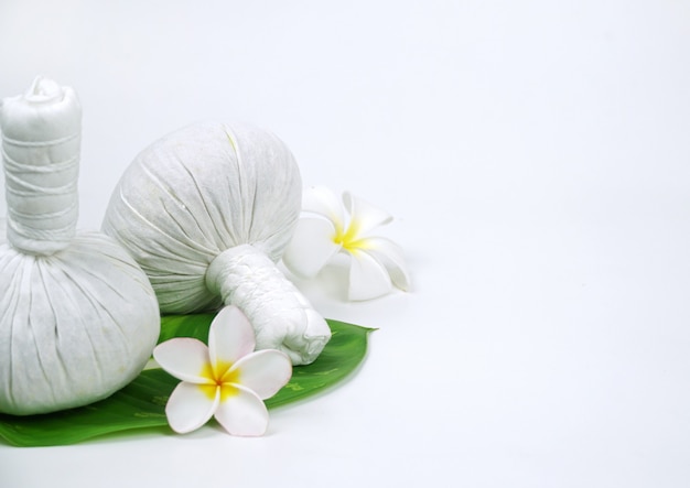 Massaggio Thai Spa comprime palline a base di erbe relax e concetto di cura sana