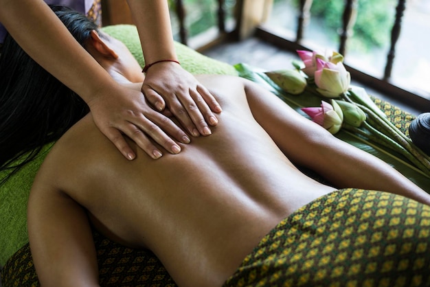 Massaggio tradizionale asiatico thailandese e trattamento spa tropicale