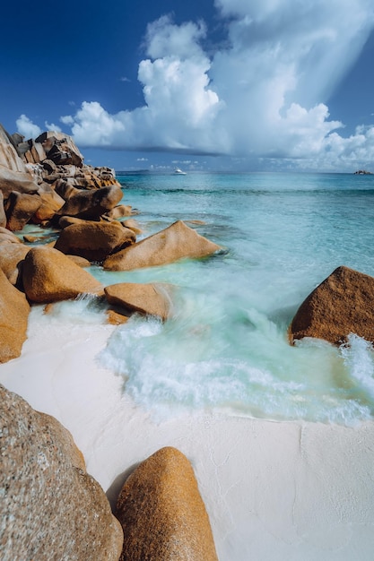 Massi di granito splendidamente modellati e laguna blu sulla spiaggia di Grand Anse, isola di La Digue, Seychelles