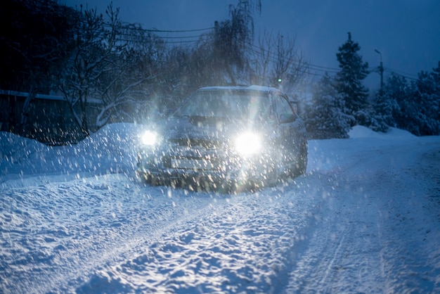 Massicce nevicate all'aperto durante la stagione invernale