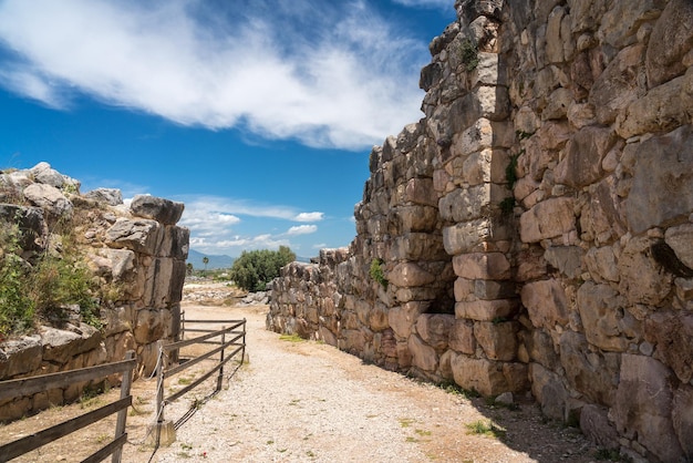 Massicci massi formano le mura della fortezza e del palazzo di Tirinto in Grecia