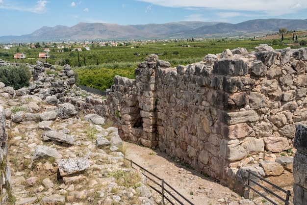 Massicci massi formano le mura della fortezza e del palazzo di Tirinto in Grecia