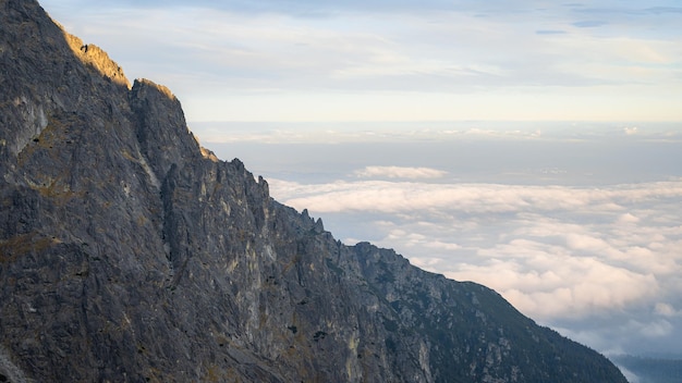 Massiccia cresta di montagna che sovrasta le nuvole e cattura l'ultima luce Slovacchia Europa