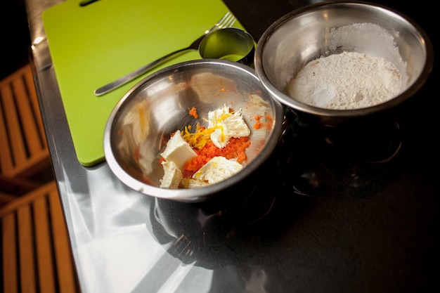 Master class per bambini sulla cottura dei biscotti. ingredienti sul tavolo, impastare la pasta per biscotti