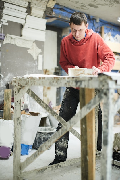 Master nel processo di produzione di prodotti in gesso fatti a mano