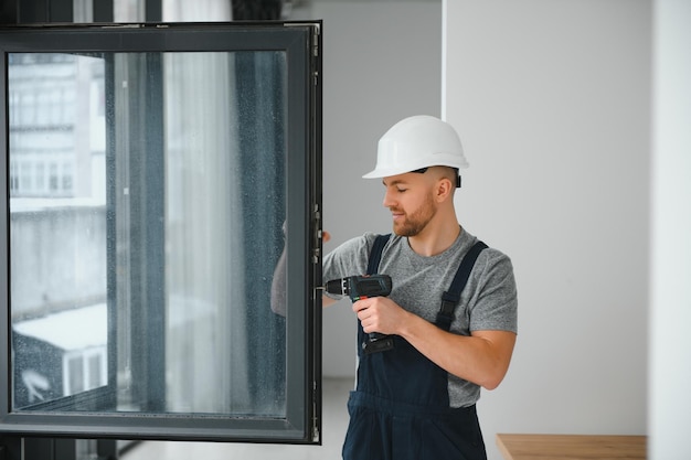 Master professionista alla riparazione e installazione di finestre, al lavoro.