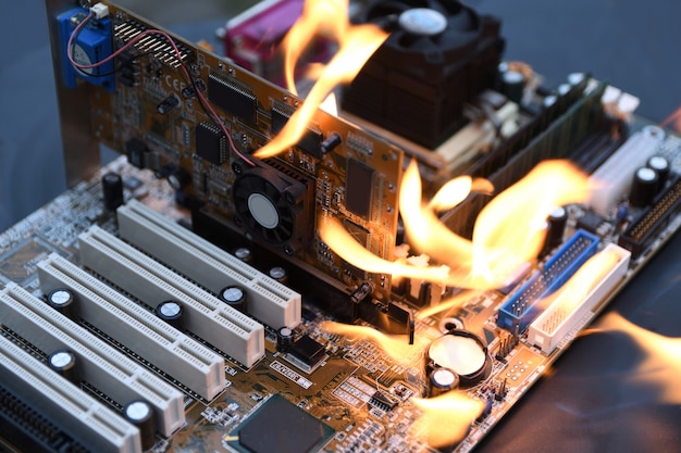 Masterizzazione del fuoco, scheda madre del computer ardente, CPU, GPU e scheda video, processore su scheda con elettronica