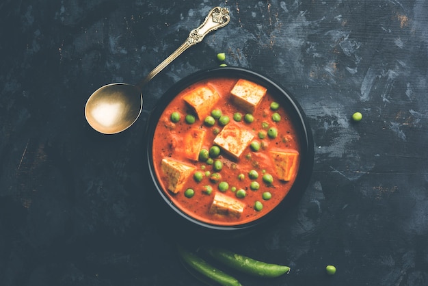 Matar paneer curry ricetta a base di ricotta con piselli, servita in una ciotola. messa a fuoco selettiva