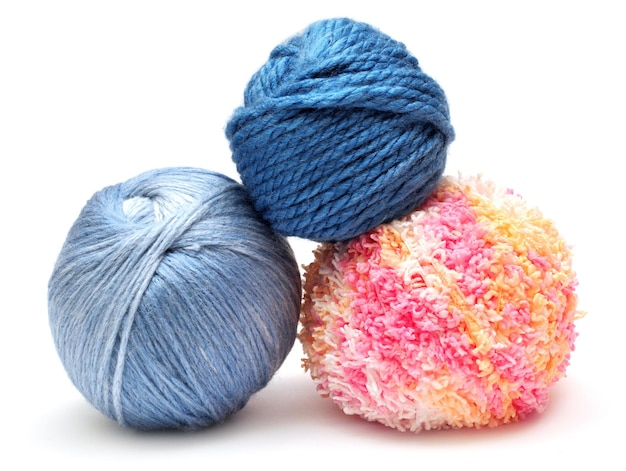 Matasse di filato di lana per lavorare a maglia i colori blu e rosa a mano isolati su sfondo bianco
