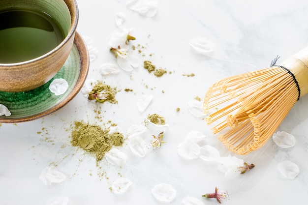 Matcha del tè verde in una ciotola sulla tavola