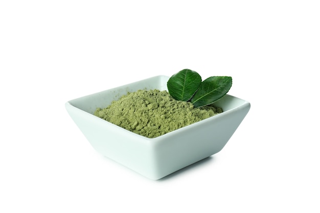 Matcha in polvere verde isolato su sfondo bianco