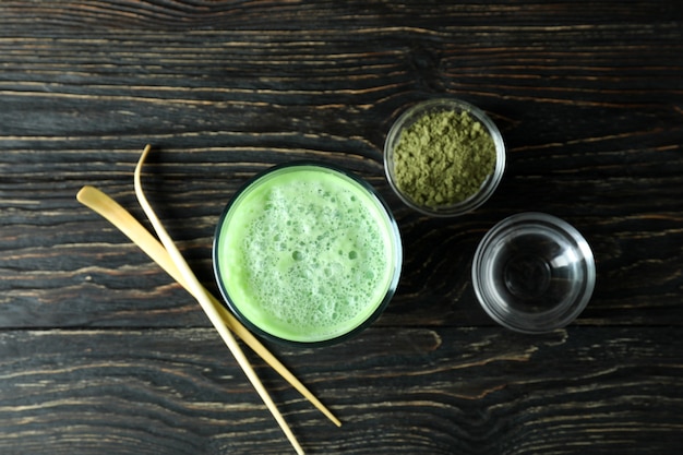 Matcha latte e accessori per fare su fondo in legno