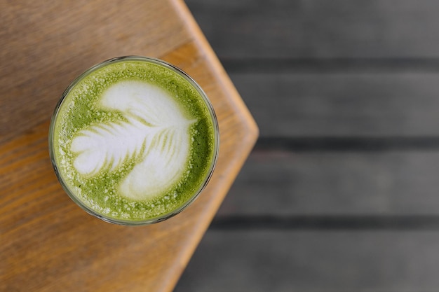 Matcha latte su sfondo di legno vista dall'alto