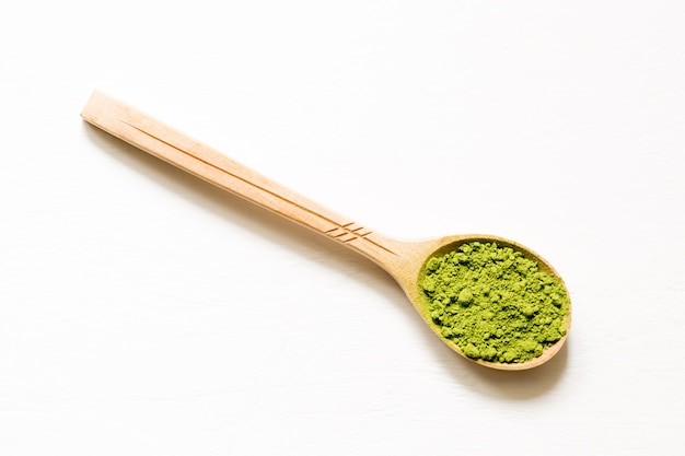 Matcha. Tè verde in polvere giapponese in un cucchiaio su una priorità bassa bianca.