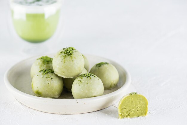 Matcha vegano e tartufi di lime su un piatto. Senza zucchero, glutine e lattosio.