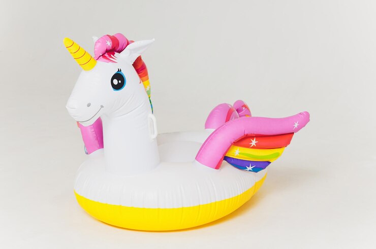 materasso ad aria ha la forma di un unicorno su sfondo bianco