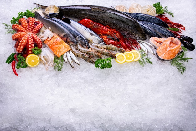 Materia prima di frutti di mare con vista dall'alto sul ghiaccio.