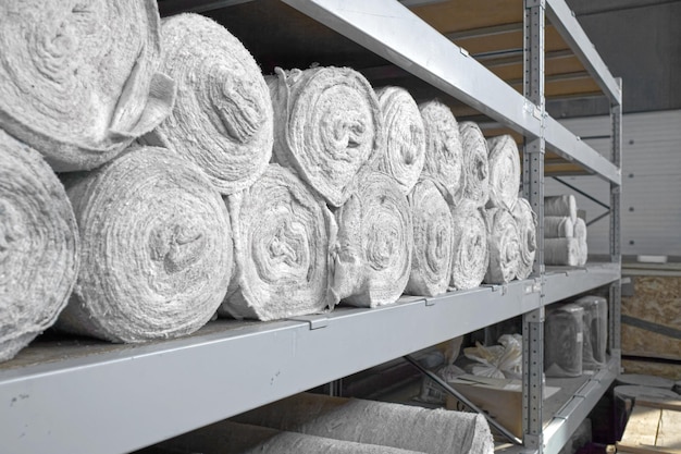 Materiale bianco in rotoli è sugli scaffali del magazzino Materiale di rivestimento Tessili per la produzione di stracci