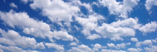 Materiale panoramico del cielo blu e delle nuvole bianche