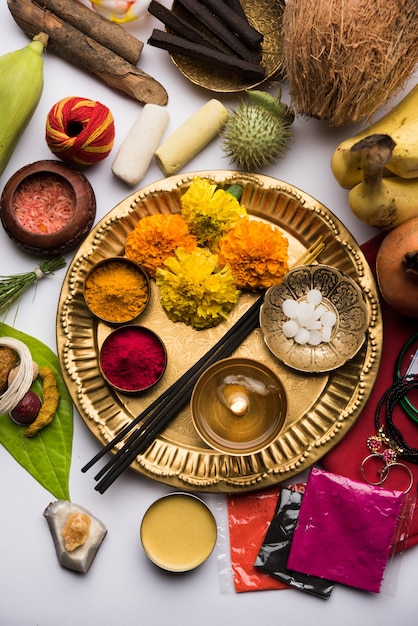 Materiale Pooja, oggetti o Puja Sahitya nella religione indù dall'India, disposti in un gruppo. messa a fuoco selettiva