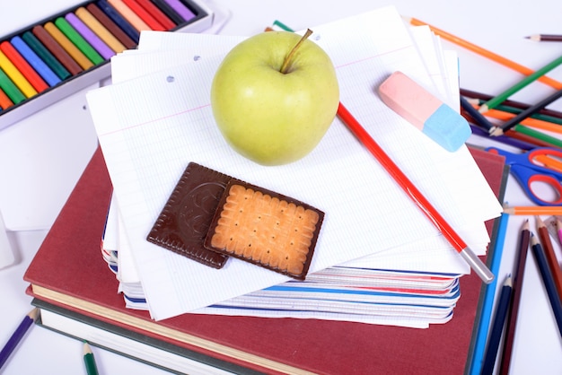 Materiale scolastico con una mela