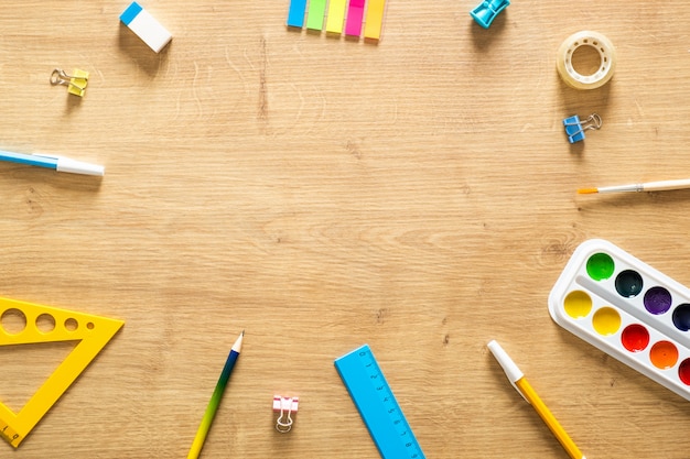 Materiale scolastico cornice di sfondo. Torna al concetto di scuola.