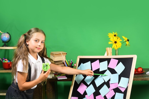 Materiale scolastico e per bambini su sfondo verde muro