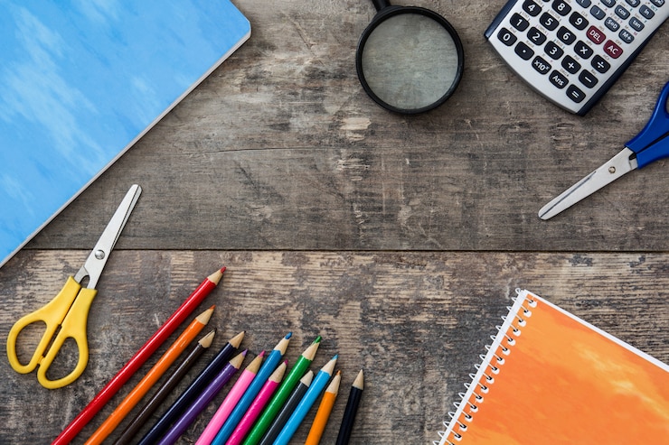 Foto materiale scolastico su legno, torna al concetto di scuola