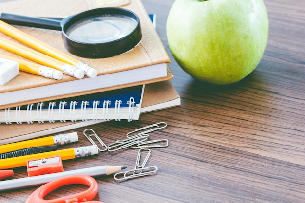 Materiale scolastico sul tavolo di legno