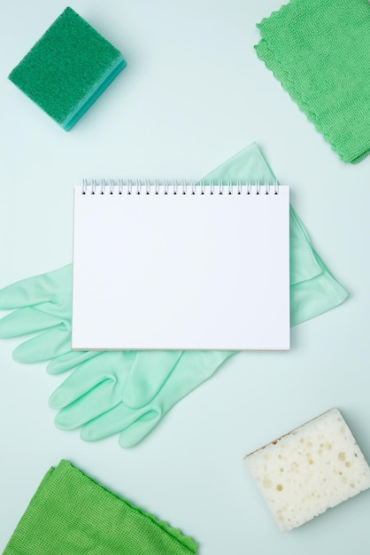 Materiali e utensili per la pulizia bottiglie guanti spugne e stoffe modellazione di quaderno