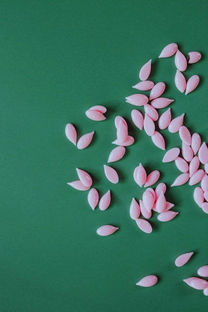 Materiali per la depilazione delle sopracciglia Granuli di cera rosa su sfondo verde