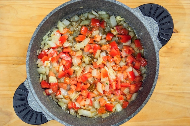 Materie prime Pronto per essere cucinato Ricetta dello spezzatino di pollo Cucina europea cucinato con contorno di funghi cipolline e altro