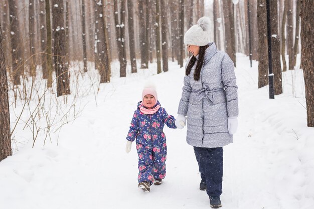 Maternità, bambini e concetto di natura - Attraente giovane donna e adorabile bambino che cammina nel parco