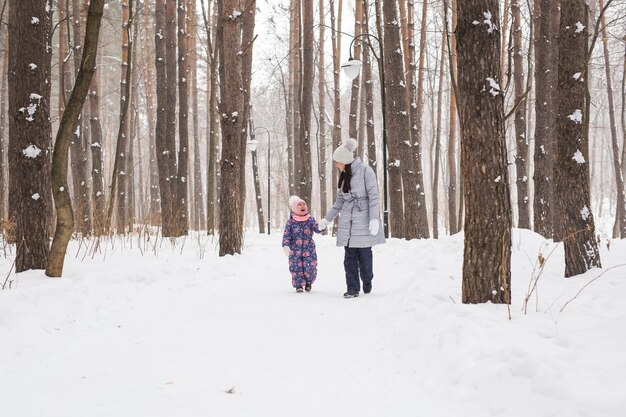 Maternità, bambini e concetto di natura - Attraente giovane donna e adorabile bambino che cammina nel parco